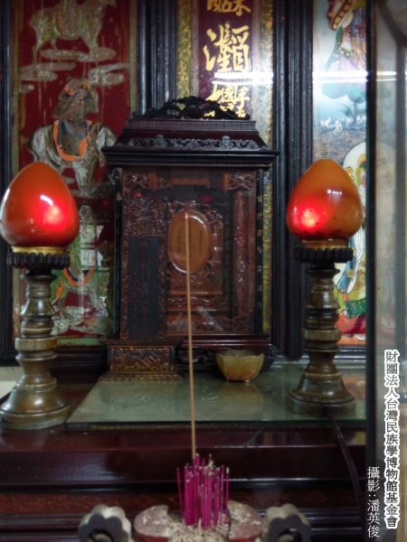 Worship ancestors with incense. (Image: Pan Ying Jun)