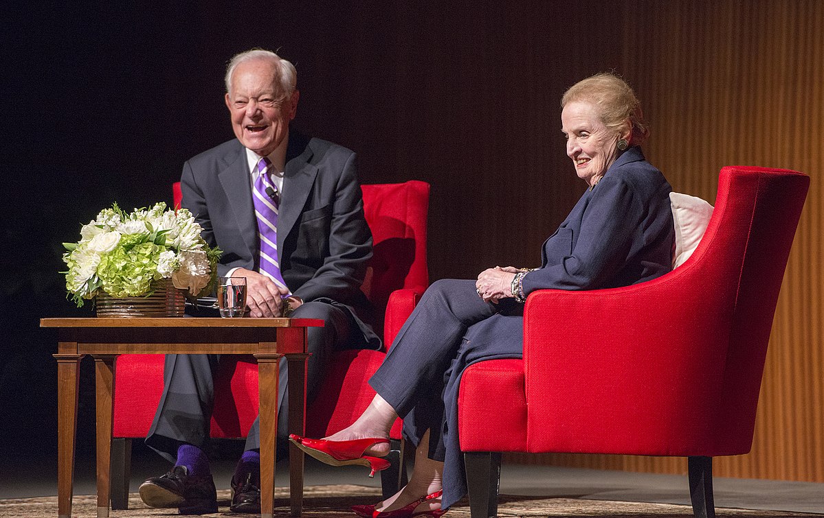 CBS journalist Bob Schieffer and Madeleine Albright at the LBJ Presidential Library in 2017. (Image: wikimedia / CC0 1.0)