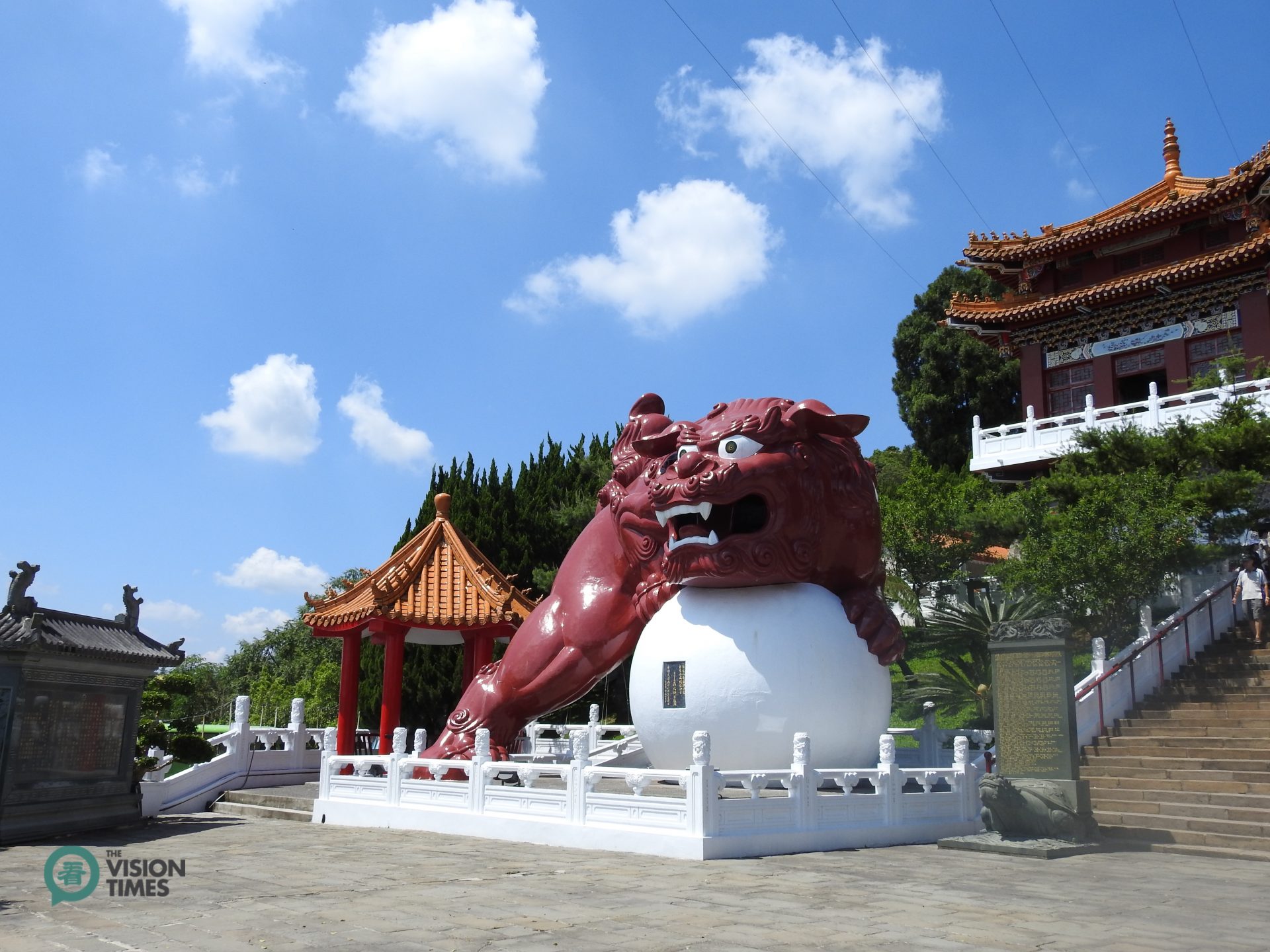 There are two giant Chinese guardian lions on the two sides of Wenwu Temple (Image: Billy Shyu / Vision Times)