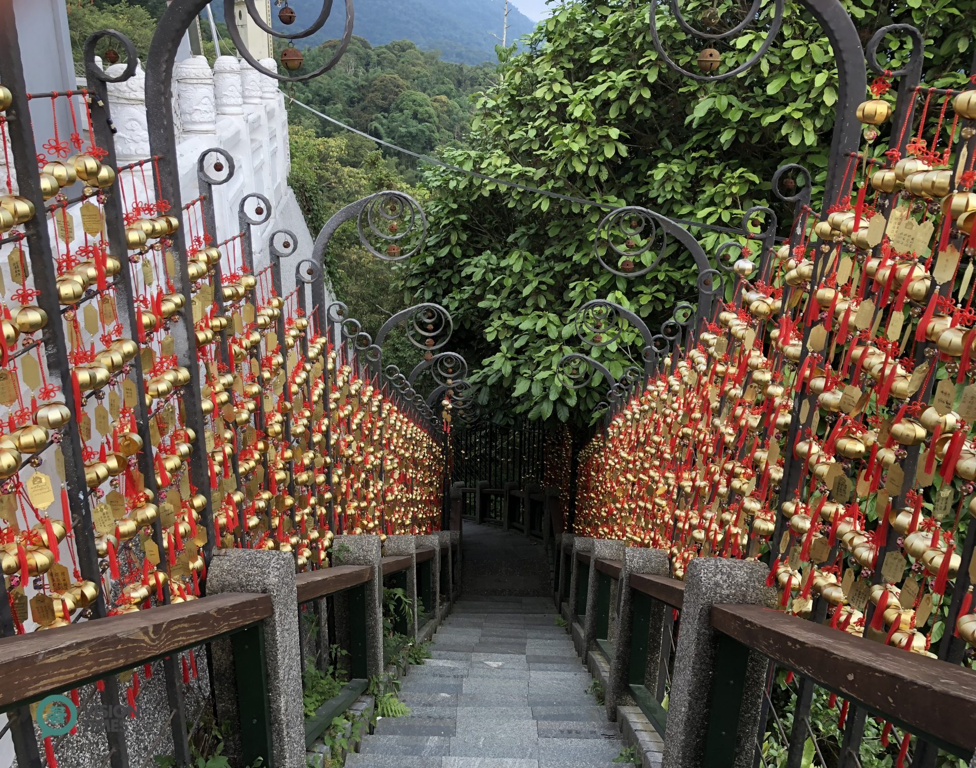 There are many wind chimes hung on the two sides of the “Stairway to Heaven” at Wenwu Temple by visitors. (Image: Julia Fu / Vision Times)