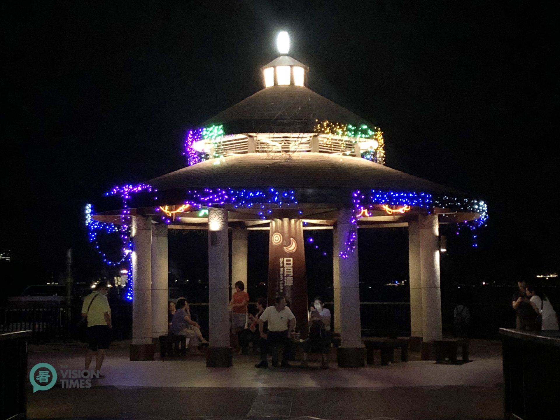 The pavilion at Ita Thao Pier is a great location to enjoy the night view of the lake and breez. (Image: Billy Shyu / Vision Times)