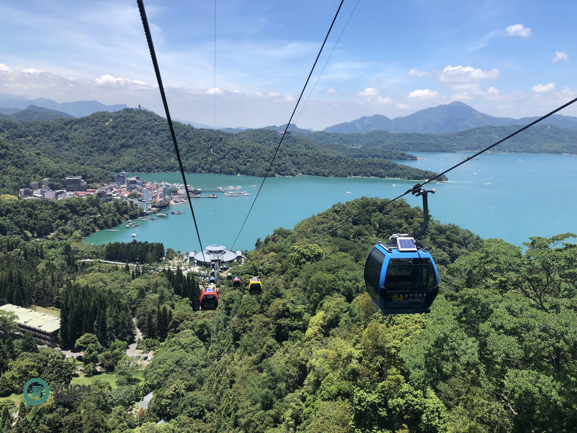 Visitors can take a cable car to overlook the beautiful scenery of Sun Moon Lake and the mountains around. (Image: Julia Fu / Vision Times)