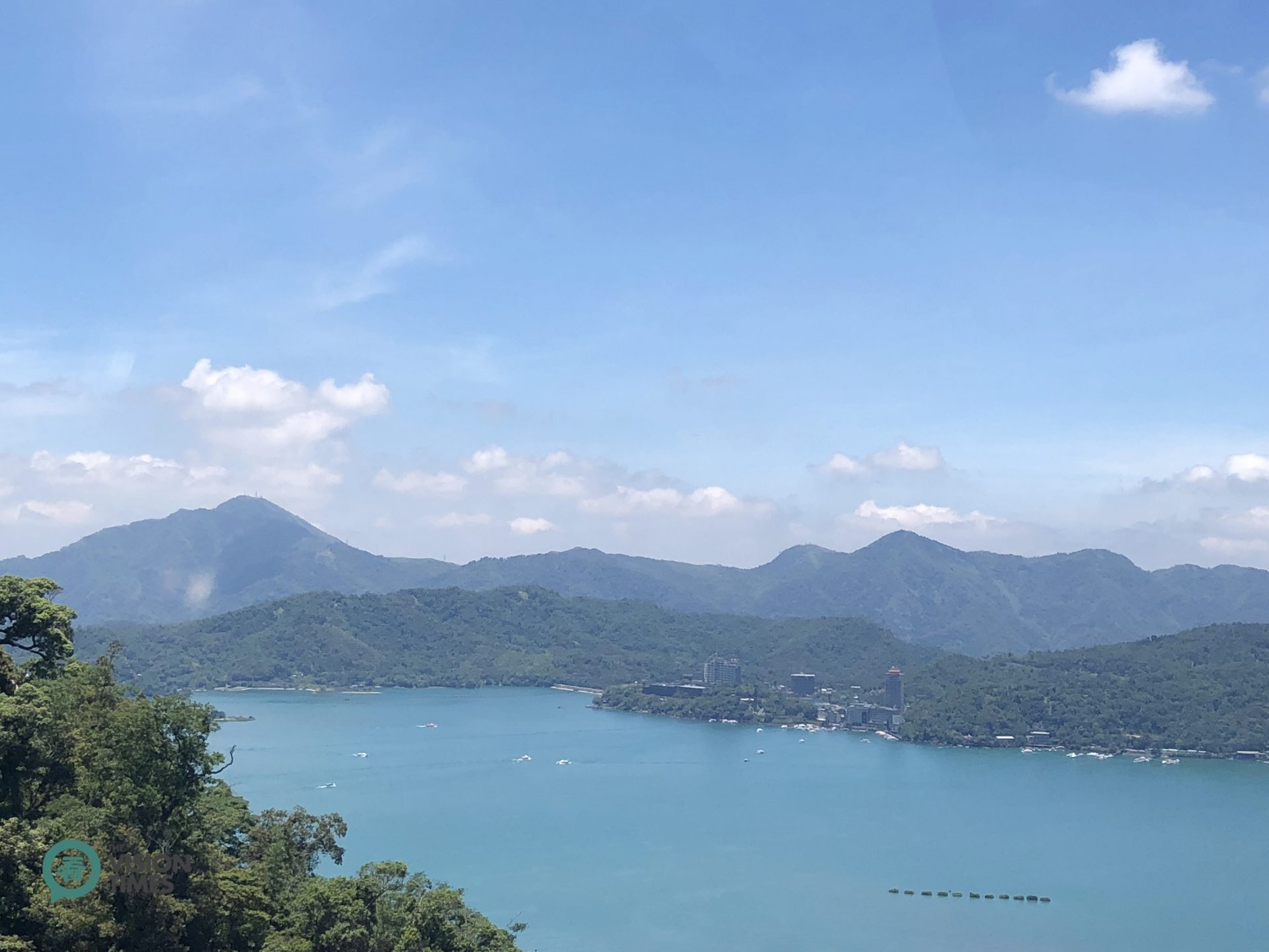 A panoramic view of Sun Moon Lake from a cable car. (Image: Billy Shyu / Vision Times)