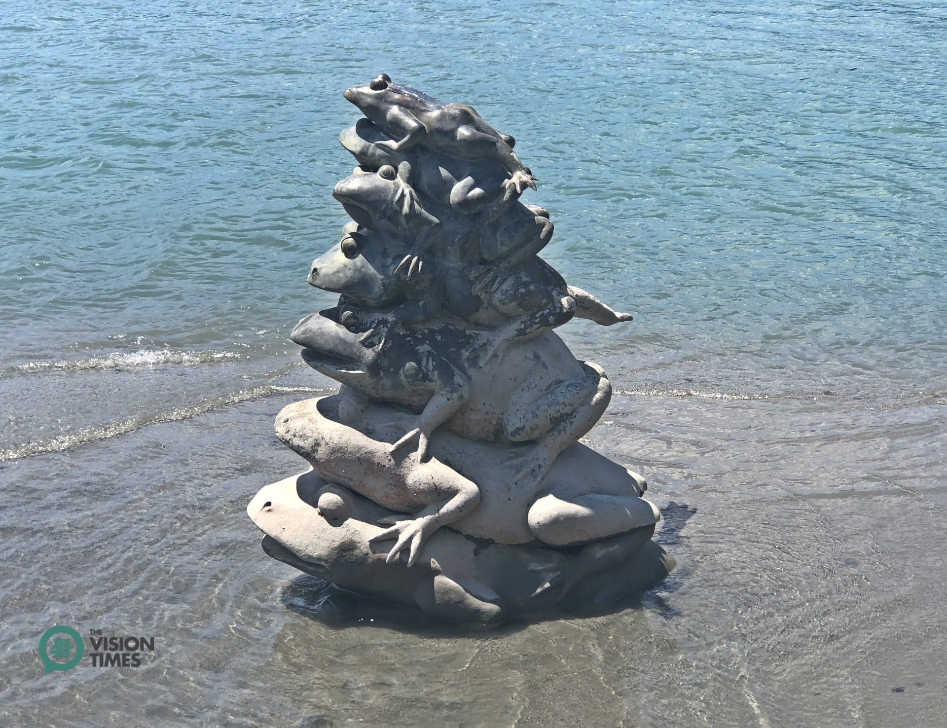 The statue of nine stacked frogs at Sun Moon Lake's Shueiuatou (水蛙頭).(Image: Billy Shyu / Vision Times)
