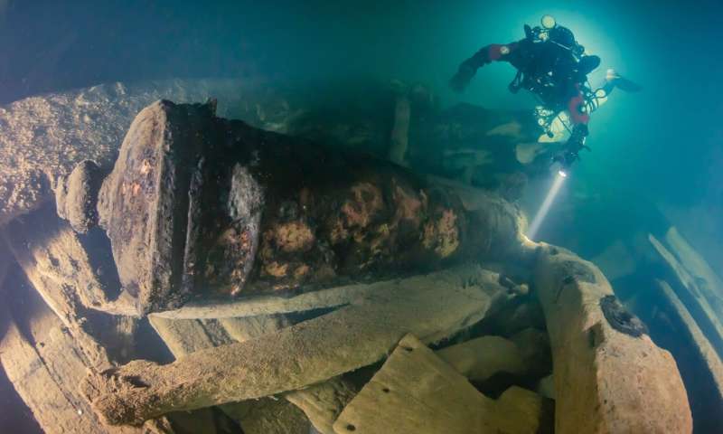The wreckage is so deep that divers can only stay down at this depth for 40 minutes at a time. (Photo: Kirill Egorov / Ocean Discovery / Mars Project)