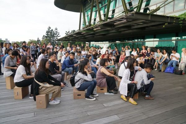 Doreen and other participants took part in an outdoor learning activity in Taipei regarding Taiwan's business opportunities.