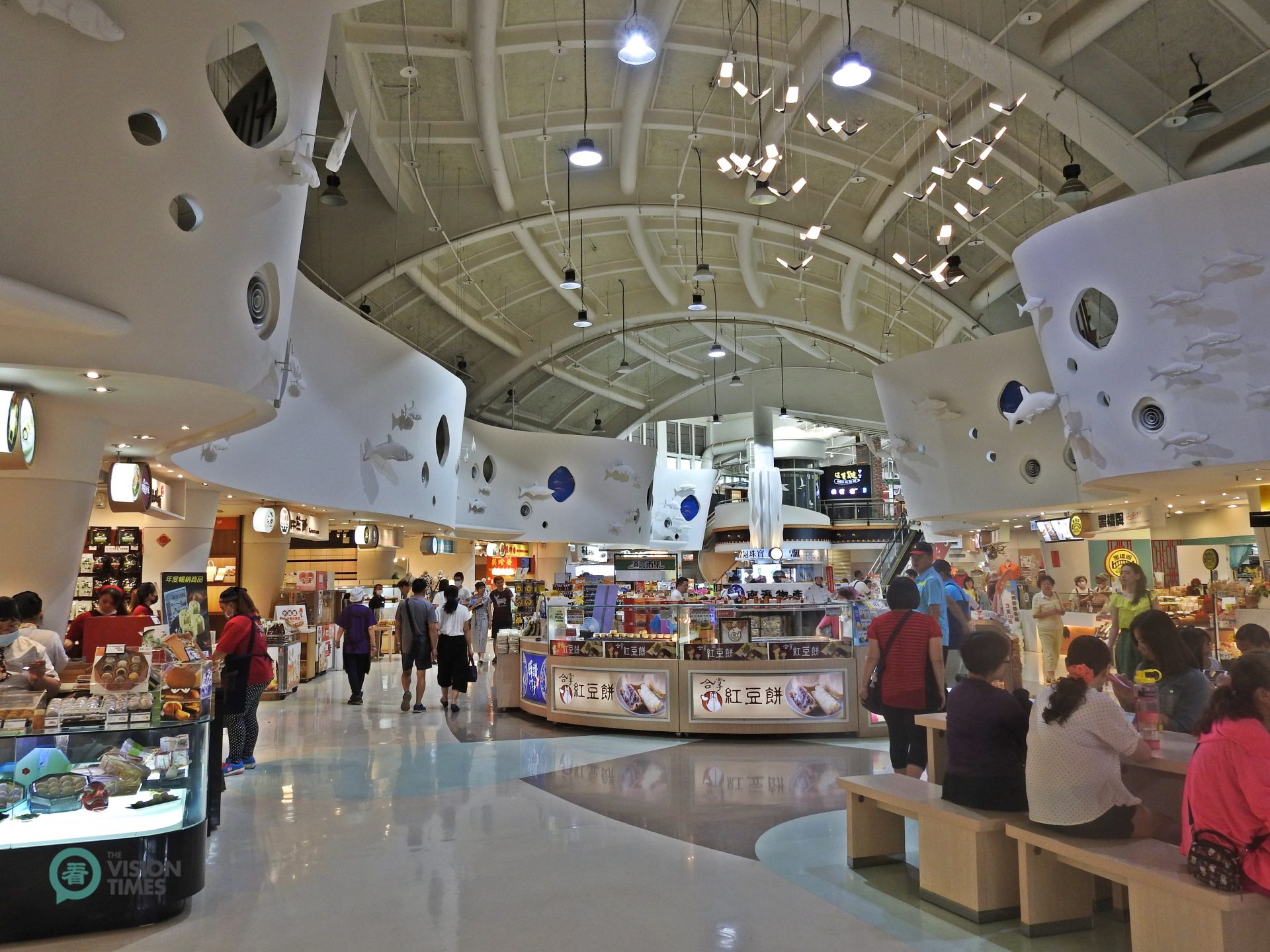 There is a high-ceiling shopping area in Dongshan Service Area. (Image: Billy Shyu / Vision Times)