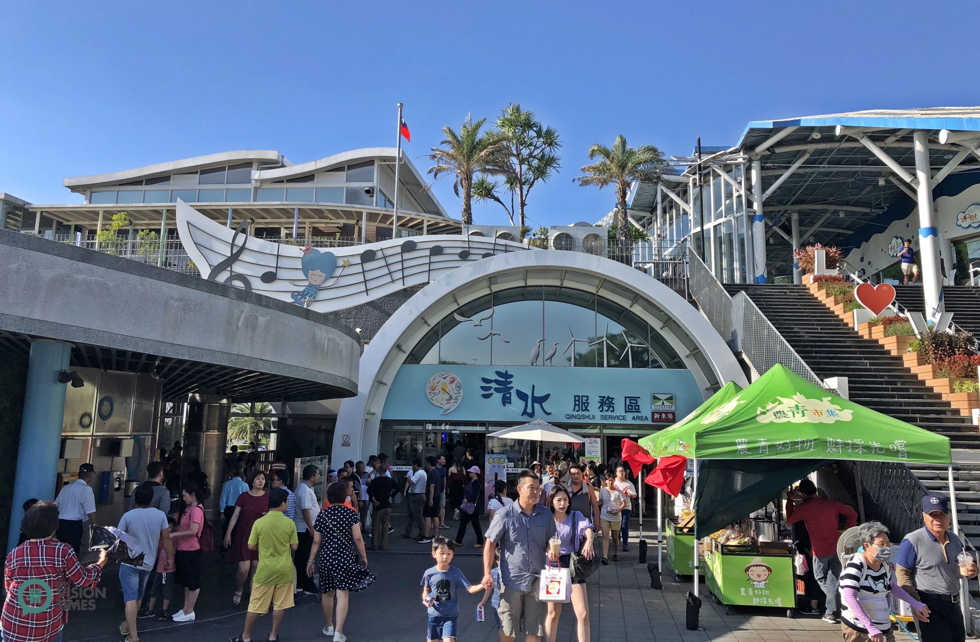 Qingshui Service Area is the most popular and profitable highway service areas in Taiwan. (Image: Billy Shyu / Vision Times)