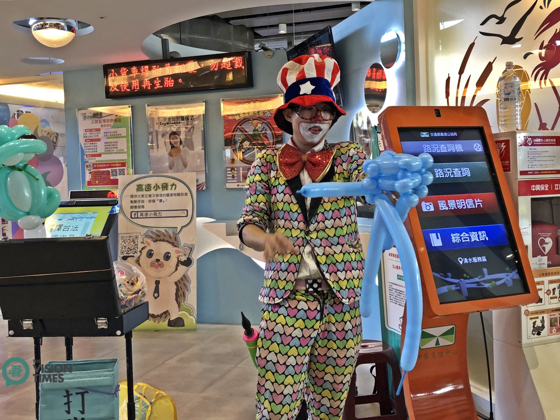 A balloon artist performs live and interacts with guests at Qingshui Service Area. (Image: Billy Shyu / Vision Times)