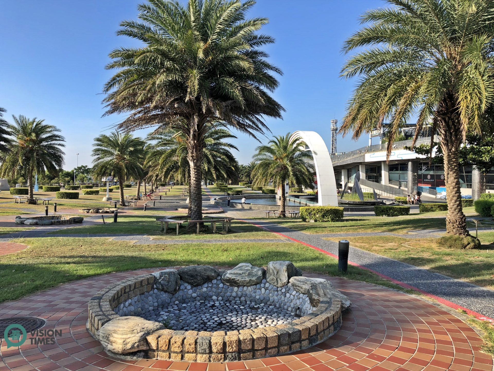 The spacious garden at Qingshui Service Area. (Image: Billy Shyu / Vision Times)