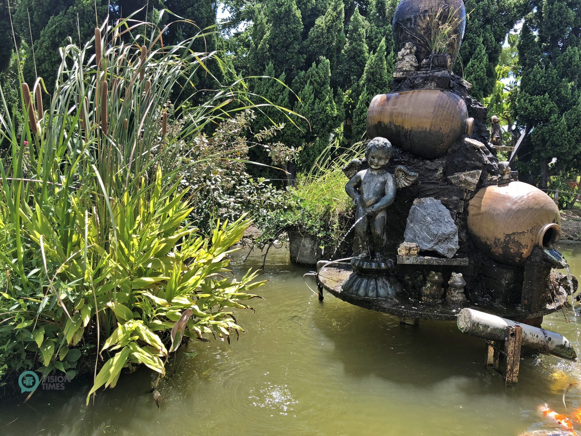 There are picturesque gardens with lotus ponds in Lian He Garden Leisure Farm. (Image: Julia Fu / Vision Times)