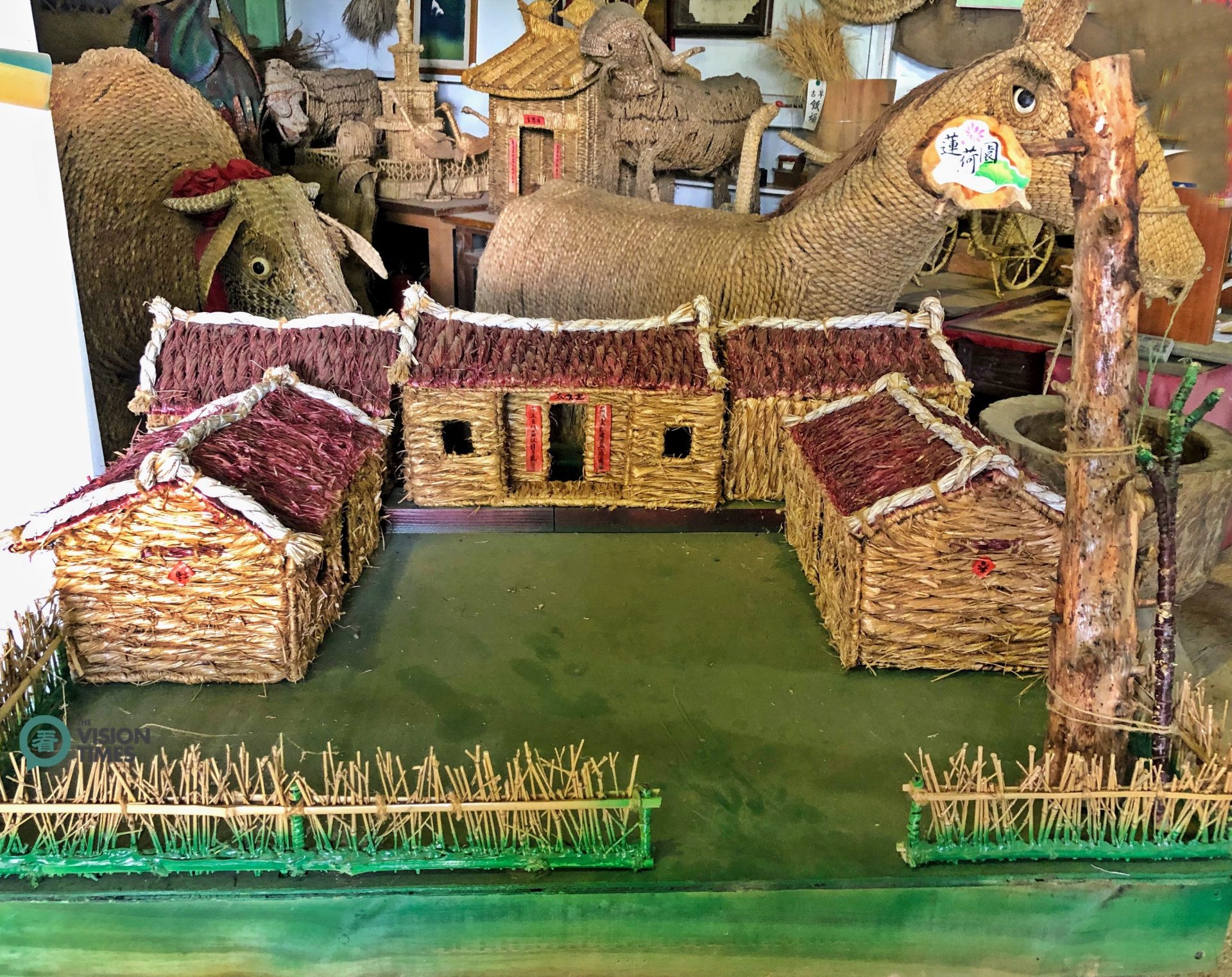 In the Straw Museum, there are various straw weaving handicrafts made by the farm operator. (Image: Billy Shyu / Vision Times)