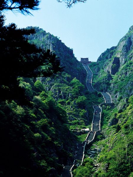 A stone staircase up Mount Tai with a stone gate at the top. (Image: wikimedia / CC0 1.0)