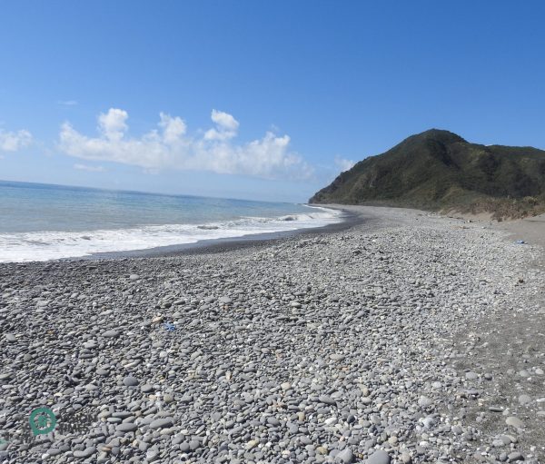 The seashore along Alangyi Ancient Trail is full of smooth and rounded pebbles. (Image: Billy Shyu / Vision Times)