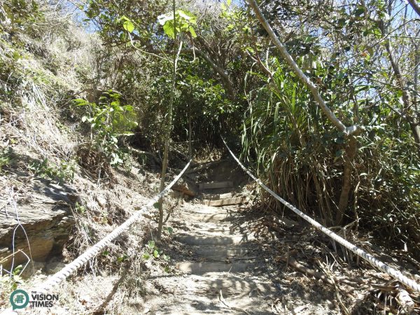 There are many steep slopes along Alangyi Ancient Trail. (Image: Billy Shyu / Vision Times)
