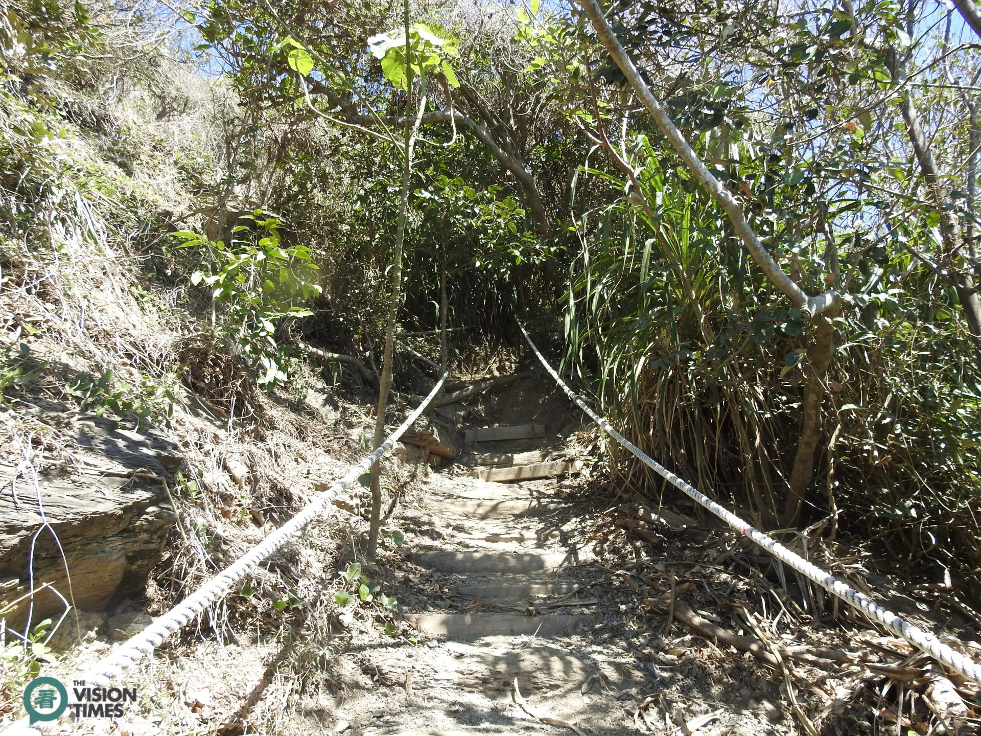 There are many steep slopes along Alangyi Ancient Trail. (Image: Billy Shyu / Vision Times)