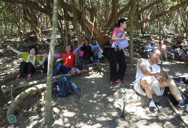 Guanyinbi (觀音鼻) is in the middle of the ancient trail, where hikers can take a rest while overlooking the beautiful Pacific Ocean. (Image: Billy Shyu / Vision Times)