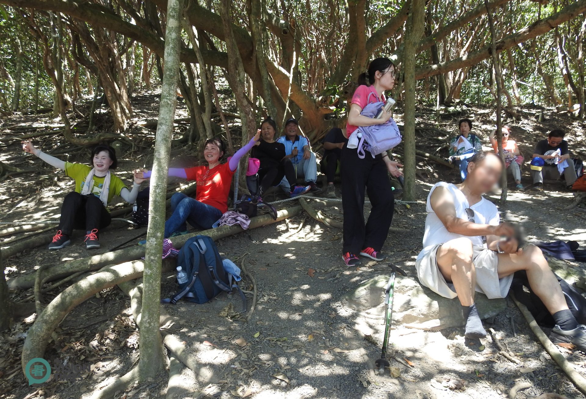 Guanyinbi (觀音鼻) is in the middle of the ancient trail, where hikers can take a rest while overlooking the beautiful Pacific Ocean. (Image: Billy Shyu / Vision Times)