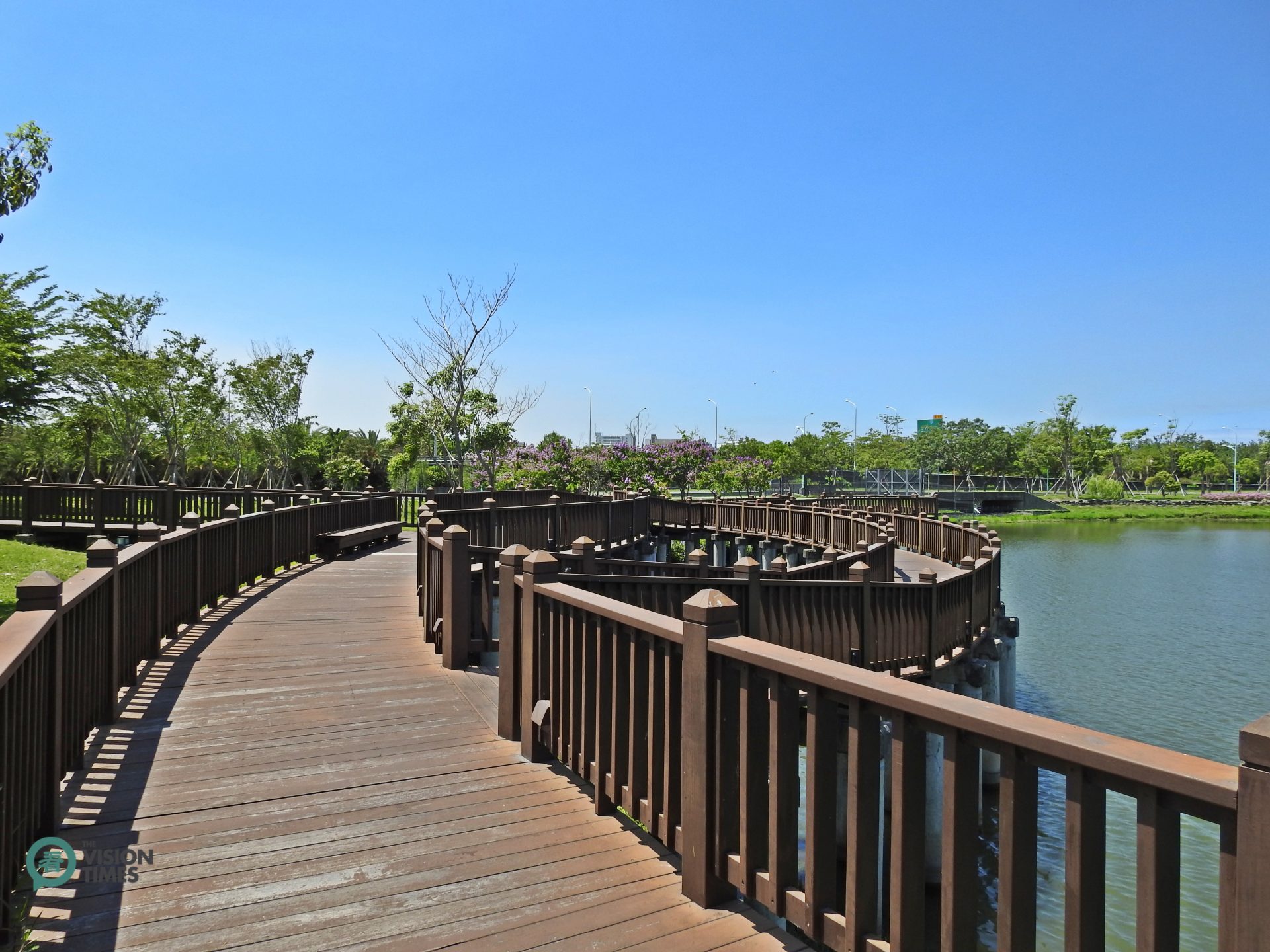 One of the elevated wooden paths along the lake in the museum compound. (Image: Billy Shyu / Vision Times)