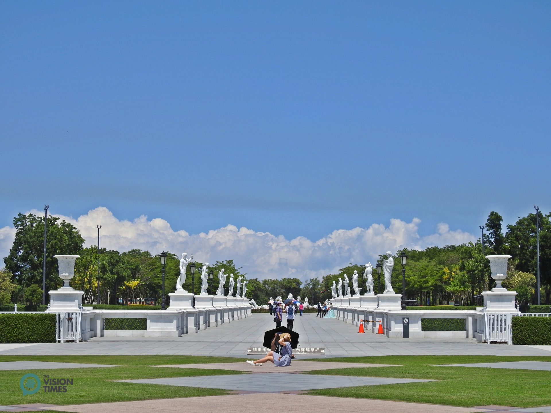 The Olympus Bridge is situated between the museum and the Fountain of Apollo. (Image: Billy Shyu / Vision Times)