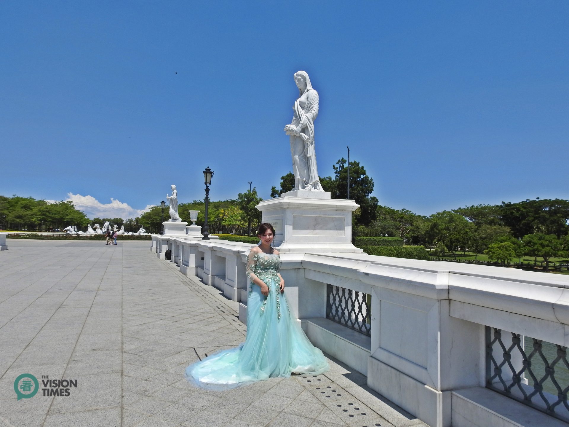 The Olympus Bridge is a hotspot that many people like to take their wedding or graduation photos. (Image: Billy Shyu / Vision Times)