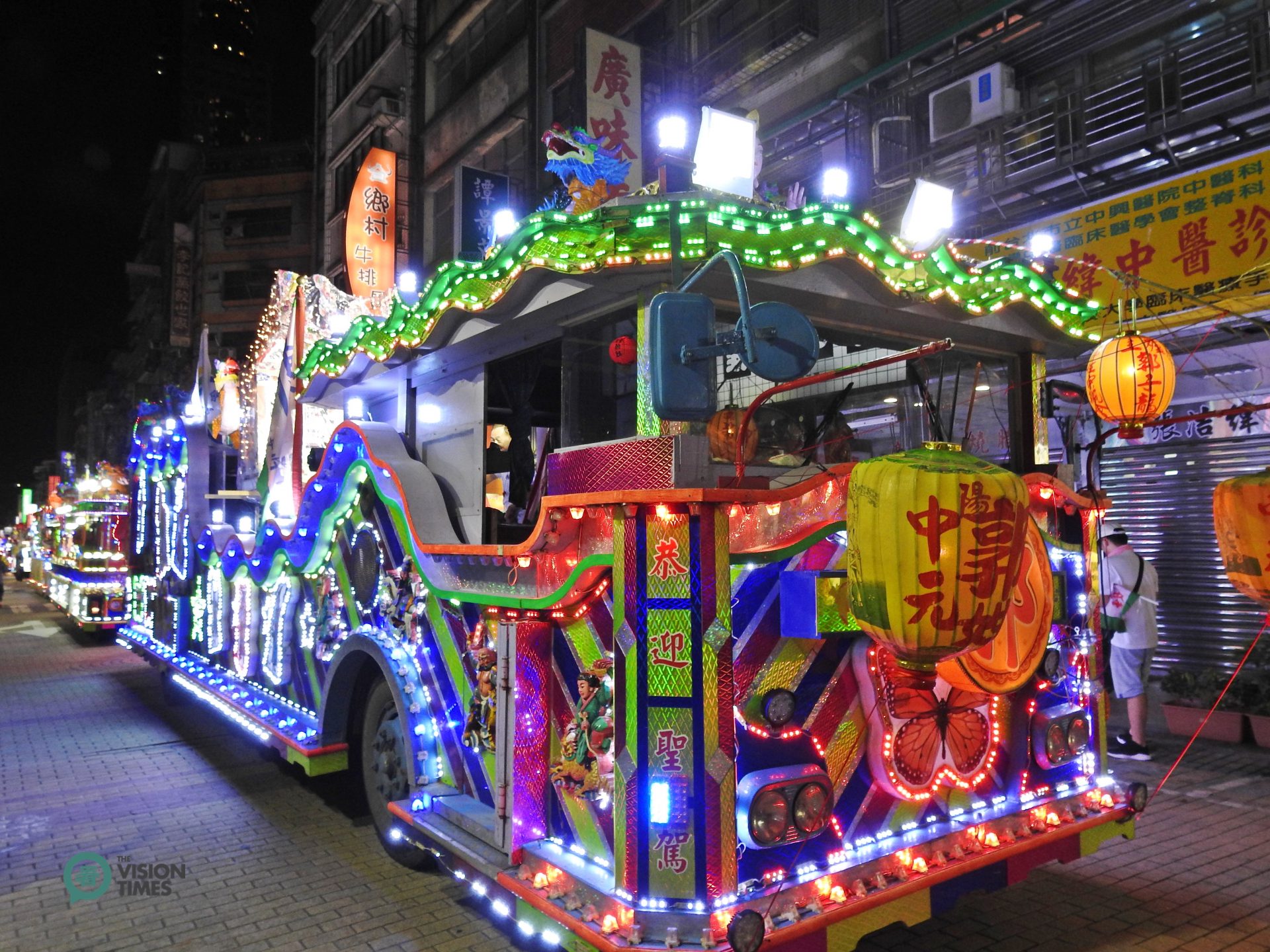 There are scores of fascinating floats participating in the parade. (Image: Billy Shyu / Vision Times)