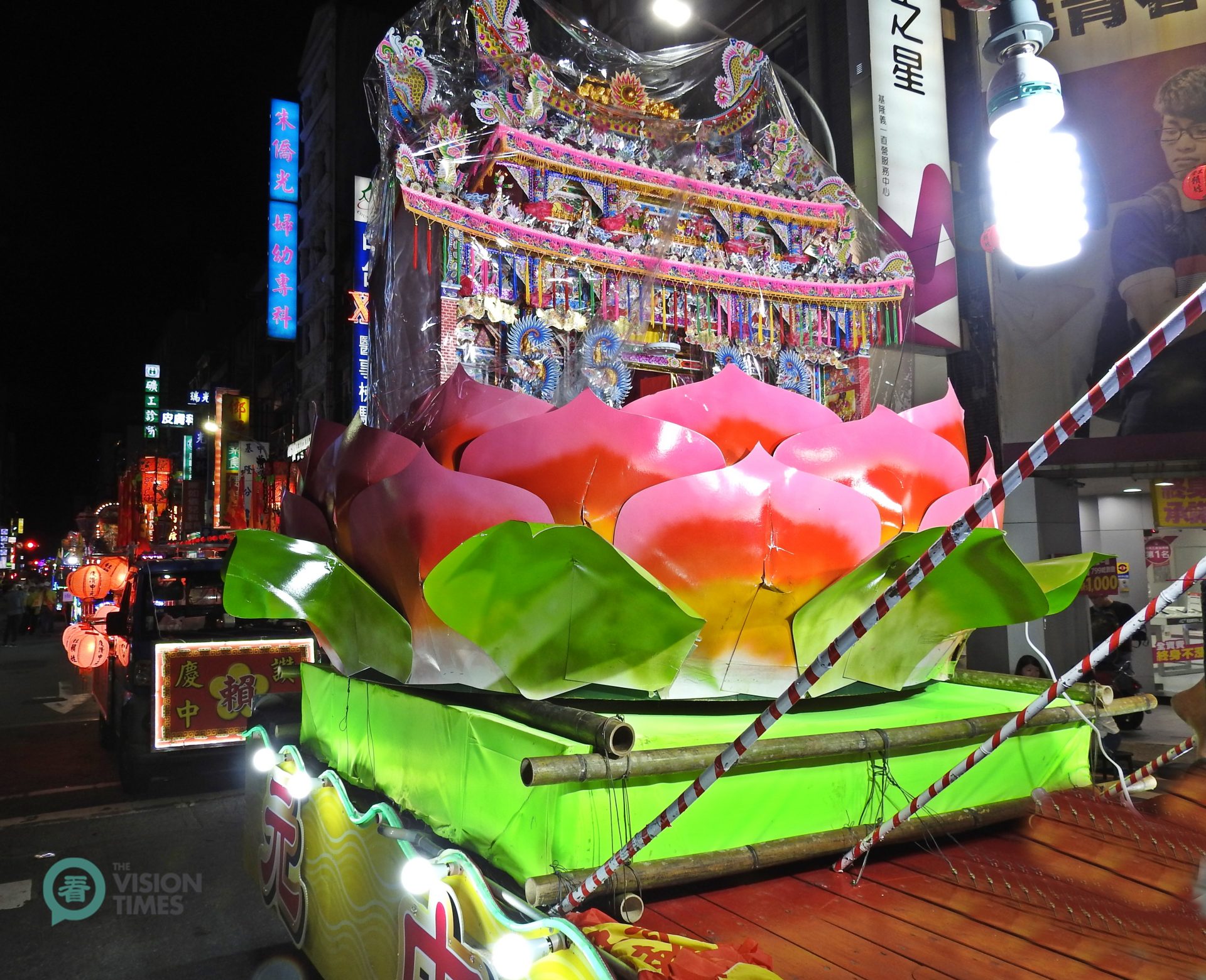 Water lanterns are beautifully decorated and placed in floats to tour the city. (Image: Billy Shyu / Vision Times)