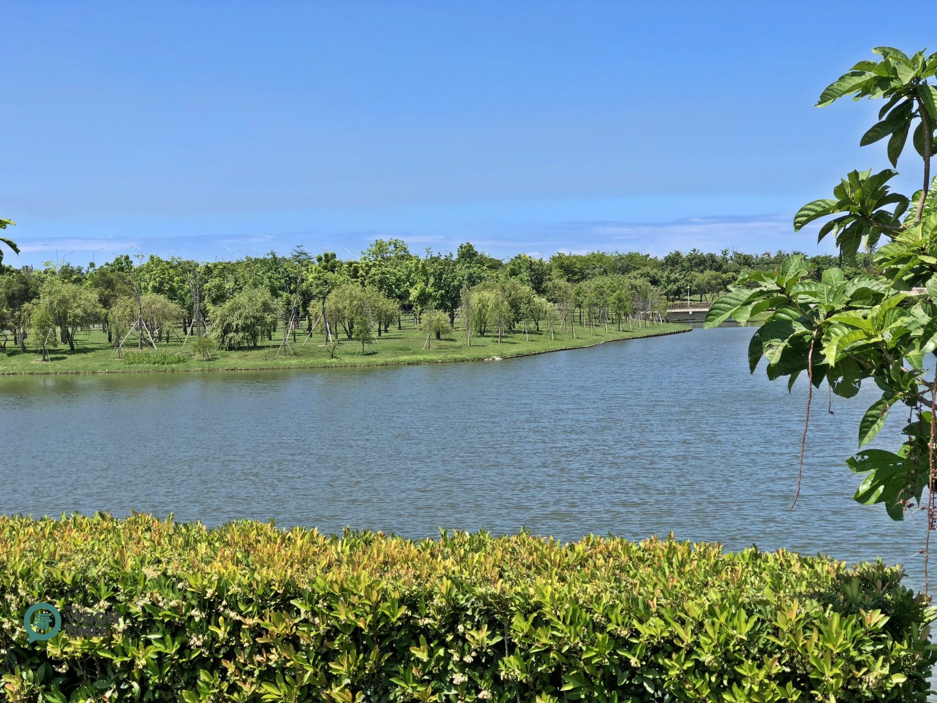 The beautiful lake in the Chimei Museum compound. (Image: Billy Shyu / Vision Times)