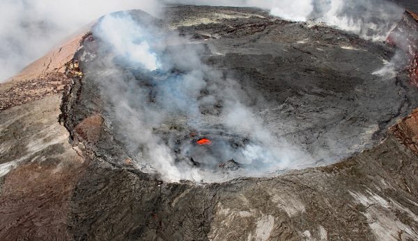 While the volcano has entered a period of lull activity, experts warn that the residents should not take it as a sign that the danger has been averted. (Image via pixabay / CC0 1.0)