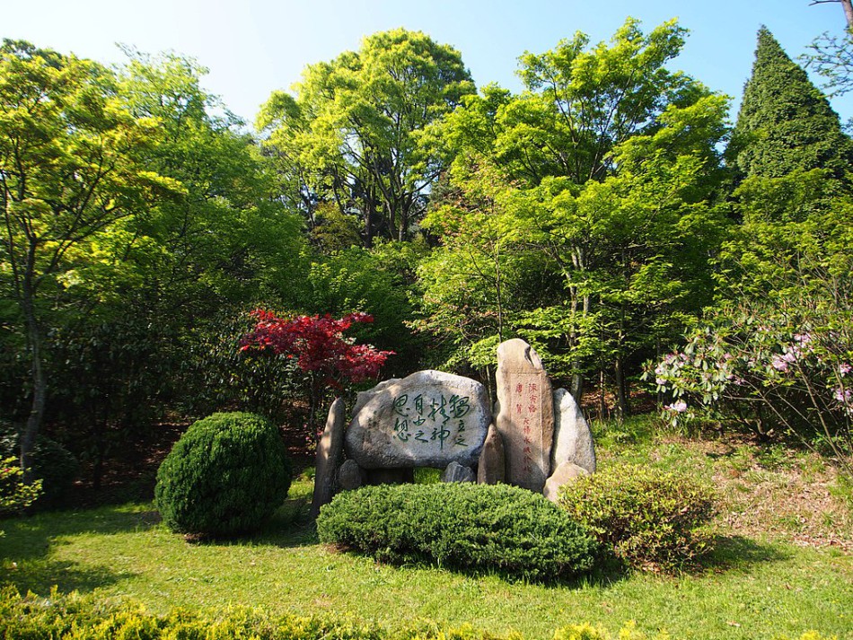 The tomb of Chen Yinke and his wife.