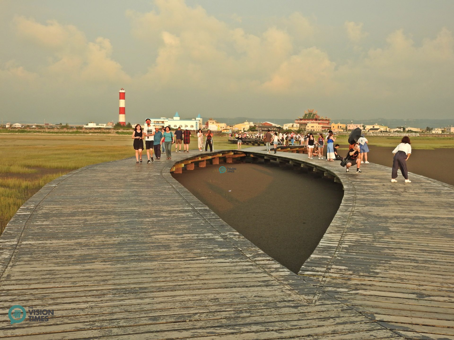 There is a winding elevated walking platform extending outward 500 meters from the embankment in the Gaomai Wetland. (Image: Billy Shyu / Vision Times)