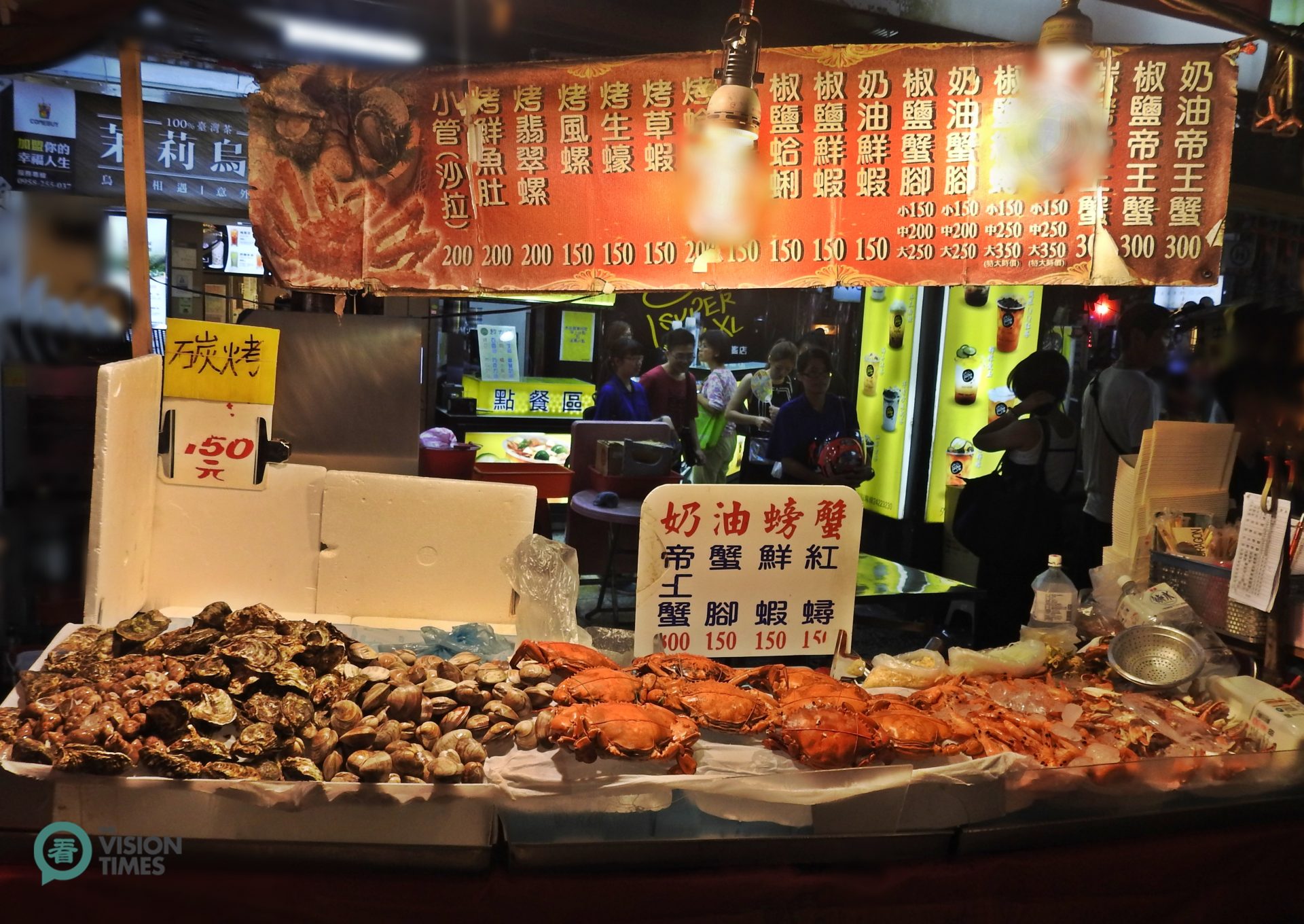 A popular food stall at the Keelung Night Market in northern Taiwan. (Image: Billy Shyu / Vision Times)