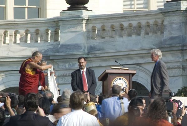Actor Richard Gere presented with a Khata by the 14th Dalai Lama, October 17, 2007 at the U.S. Capital. (Image: sneakerdog via flickr CC BY 2.0 )