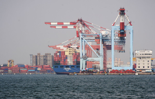 With Taiwan’s two biggest export markets, China and the U.S., engaged in an all-out trade war, the island nation is caught between two choices — it can either choose to side with China and risk being integrated with it or stand with the U.S. and operate as a free nation. (Image: tommy.lan via flickr CC BY-SA 2.0)