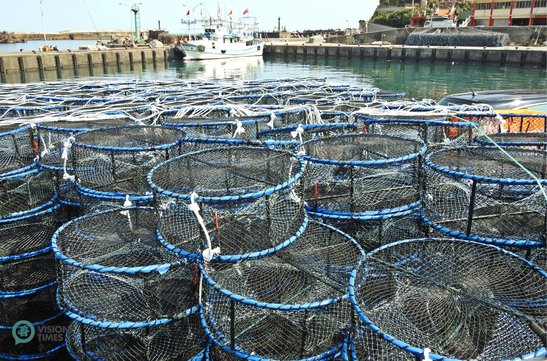 Fishermen in Wanli use baited crab cages to catch crabs. (Image: Billy Shyu / Vision Times)
