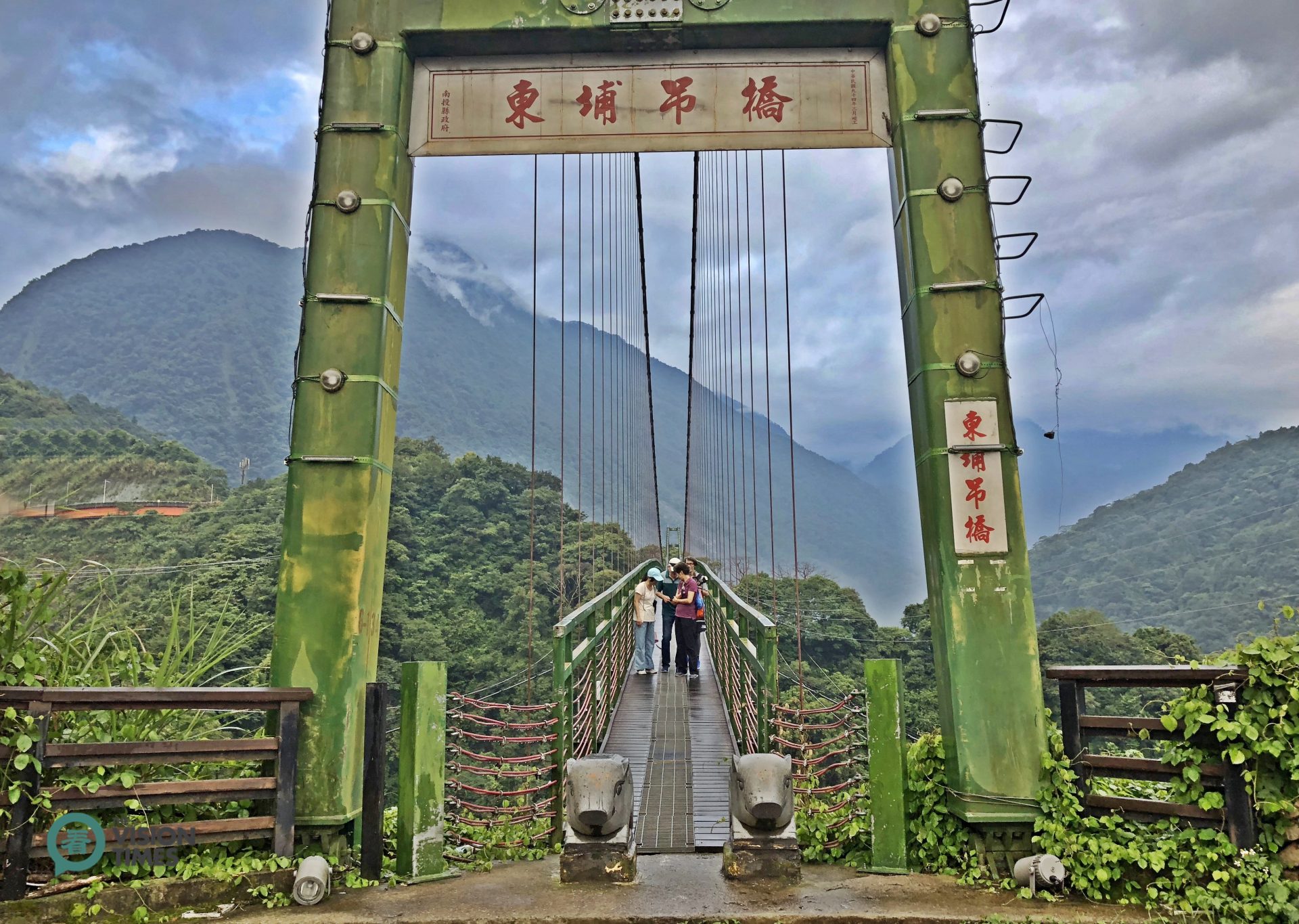 From the parking lot or windows of some hotel rooms, visitors can appreciate beautiful sceneries of the mountains and a suspension bridge in Dongpu. (Image: Billy Shyu / Vision Times)