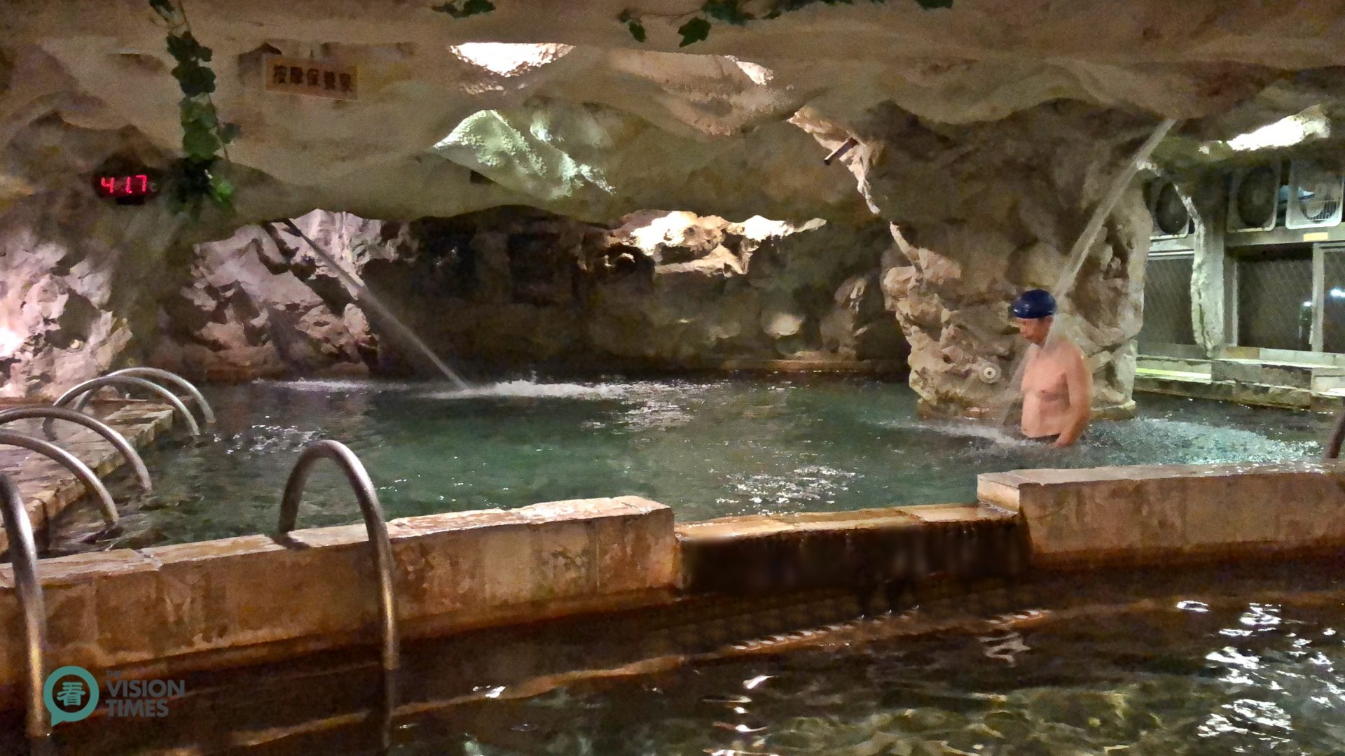 A cavern-like hot spring pool inside a leading hotel in the Dongpu Hot Spring Area. (Image: Billy Shyu / Vision Times)