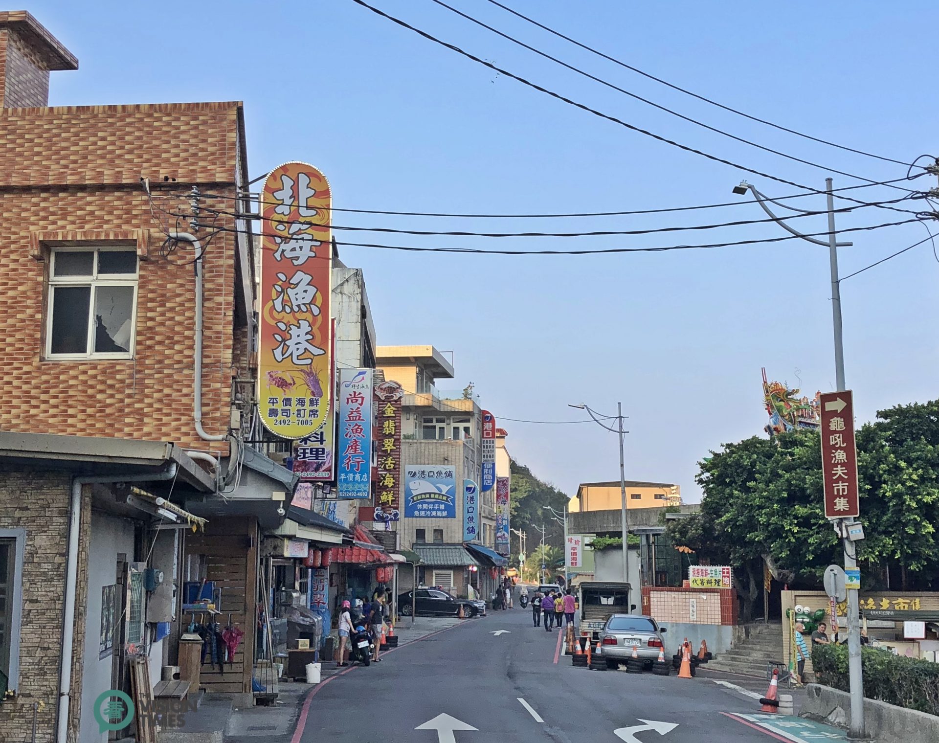 There are dozens of seafood restaurants at the Guihou Fishing Harbor. (Image: Billy Shyu / Vision Times)