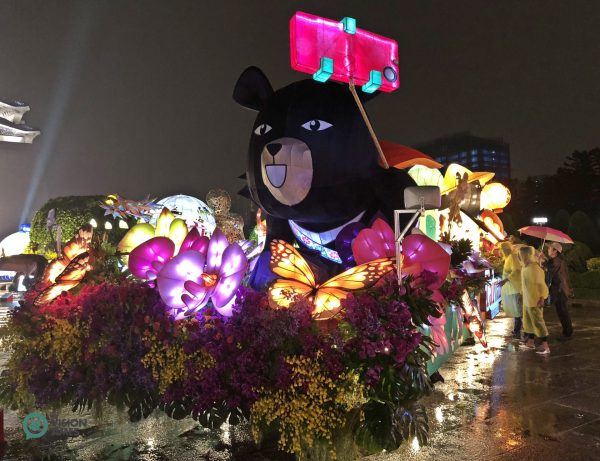 The float featuring Taipei’s mascot Bravo Bear is displayed at plaza of the Chiang Kai-shek Memorial. (Image: Billy Shyu / Vision Times)