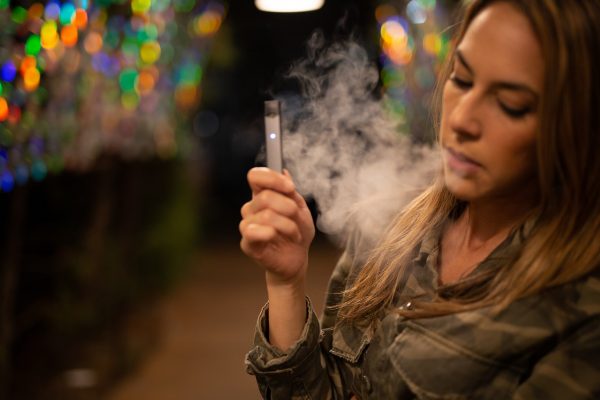 Though e-cigarettes were initially intended to allow heavy smokers a way to control or transition out of their habit, the fact that students have been picking it up has been a cause of concern for the FDA. (Image: pixabay / CC0 1.0)