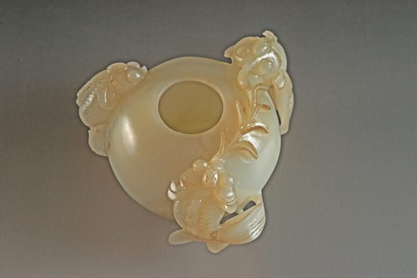 A jade inkwell with the carvings of three carps munching water weeds from the Qing Dynasty. (Image: Courtesy of Yens Charity Foundation)