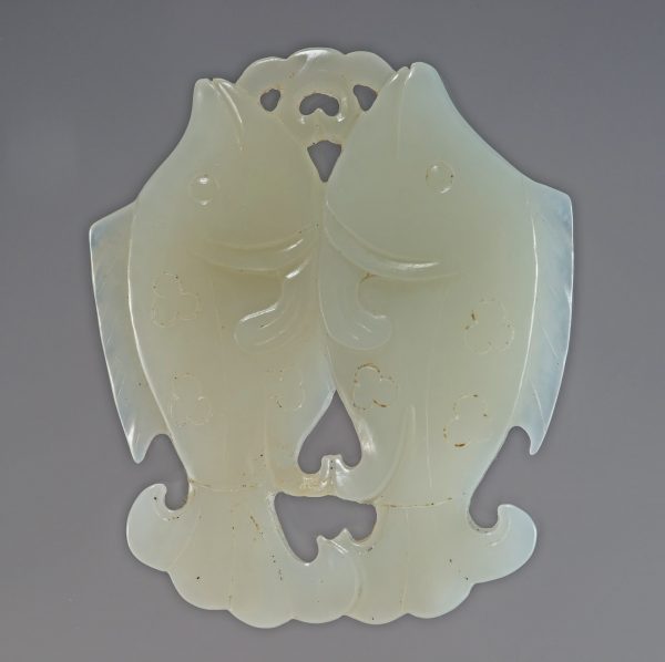 A jade pendant with the carvings of dual fish munching waterweeds from the Song Dynasty. (Image: Courtesy of Yens Charity Foundation)