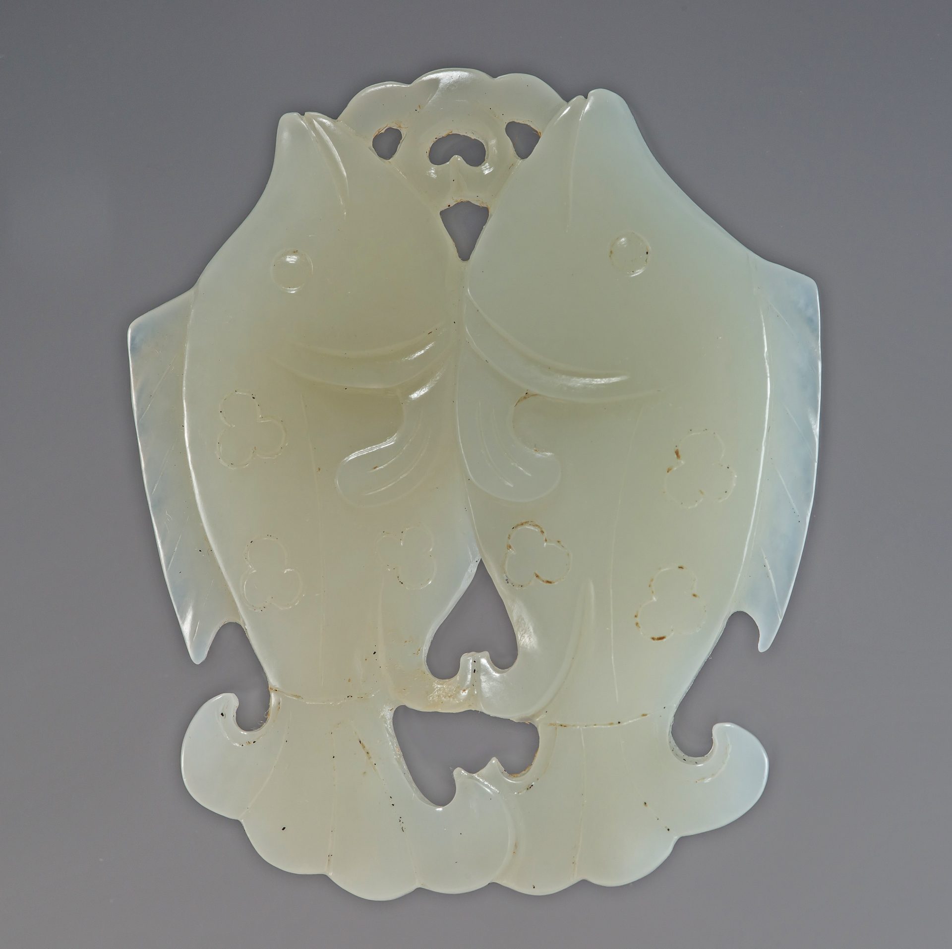 A jade pendant with the carvings of dual fish munching waterweeds from the Song Dynasty. (Image: Courtesy of Yens Charity Foundation)
