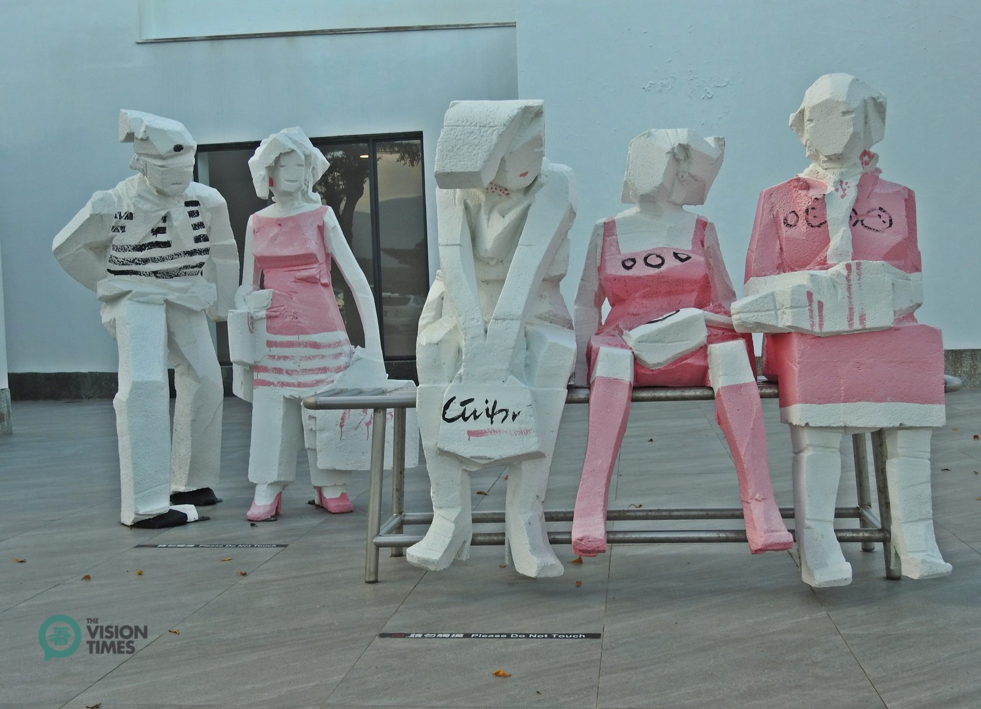One of the interesting sculptures from Juming's Living World Series is displayed near the entrance of the Museum. (Image: Billy Shyu / Vision Times)