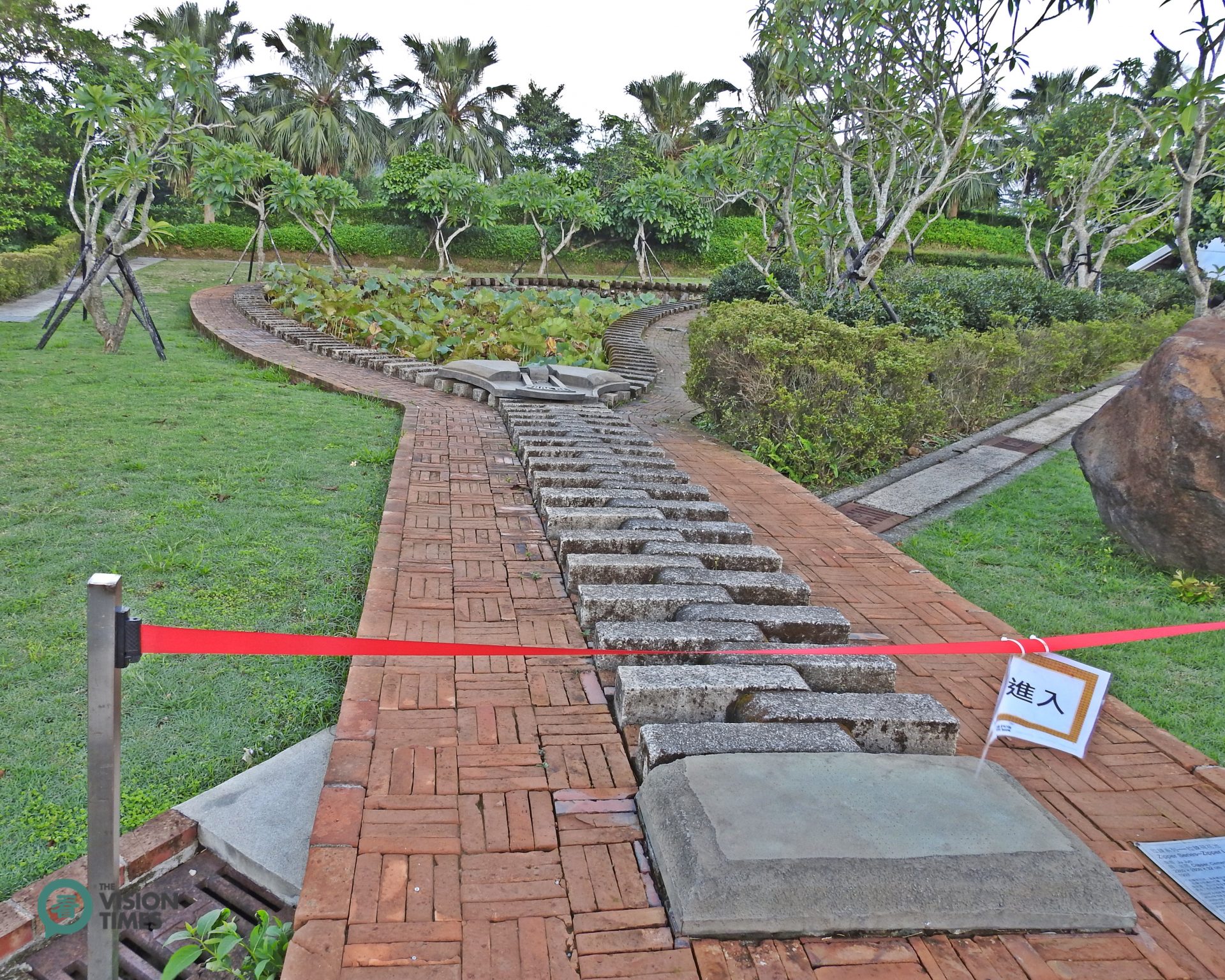 A sculpture dubbed the Zipper Lotus Pond is displayed in the Museum's the Ju Jun Area. (Image: Billy Shyu / Vision Times)