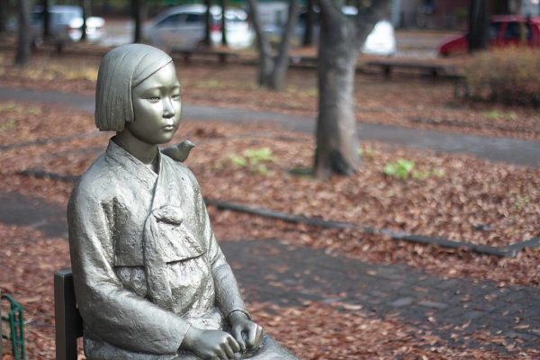 Peace_statue_comfort_woman_statue_위안부_소녀상_평화의_소녀상_(3)_(22609310033)