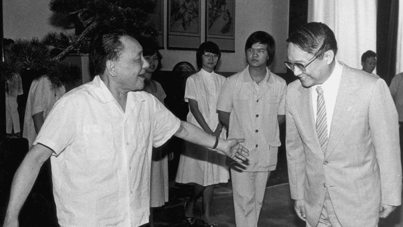 In 1981, Deng Xiaoping, met with Louis and personally apologized for the killing of Jin Yong’s father. (Image: scmp / CC0 1.0)