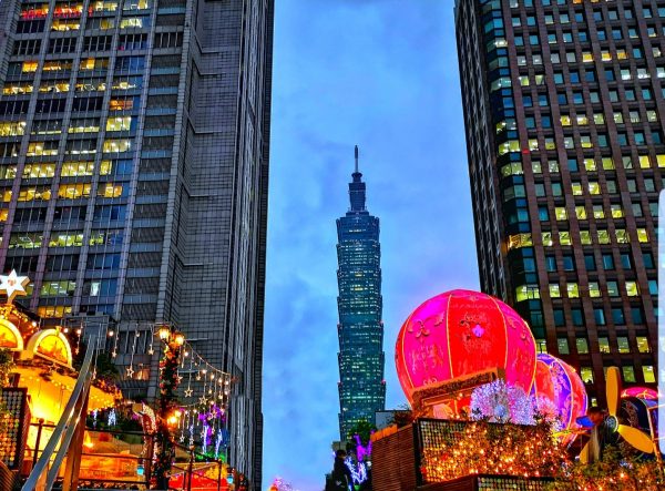 Taipei 101, shopping malls and fancy hotels in Taipei Xinyi Shopping District are colorfully decorated during the Christmas season. (Image: Courtesy of Xing-Mei in Keelung)