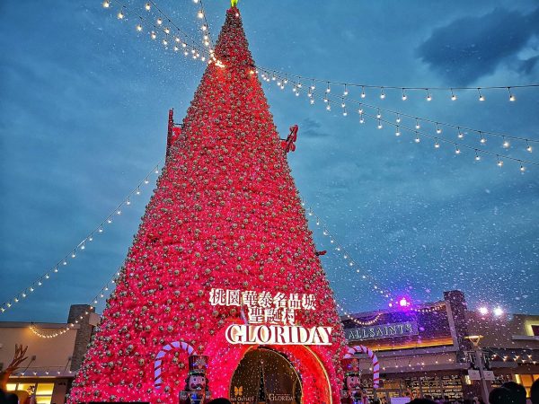 The 18-meter-tall red Christmas tree with a hole for visitors to explore inside is set up at an outlet mall in northern Taiwan's Taoyuan City. (Image: Courtesy of Xing-Mei in Keelung)