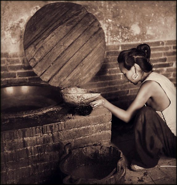 She looked up and suddenly, she saw a small pile of dry grass between the beams. She took it down and looked closely, and she found ten grains of millet. (Image: ralphrepo via flickr CC BY 2.0 )